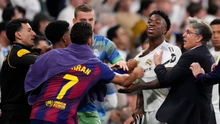 برشلونة يقترب من حسم لقب الدوري الإسباني في الكلاسيكو أمام ريال مدريد